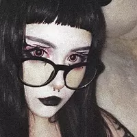 minakolesleylewis profile